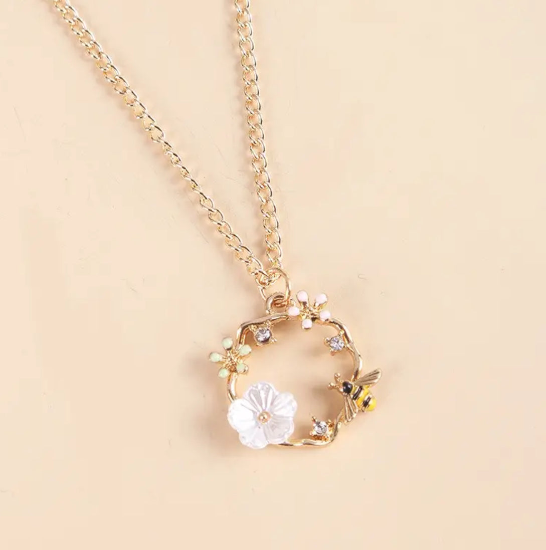 Beautiful Flower & Bee Gold Chain Necklace