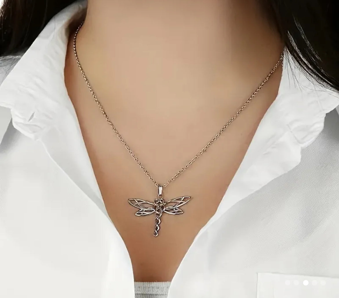 Beautiful Dragonfly Pendant Necklace