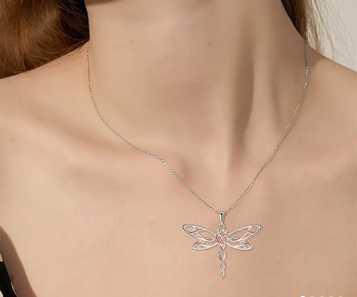 Beautiful Dragonfly Pendant Necklace