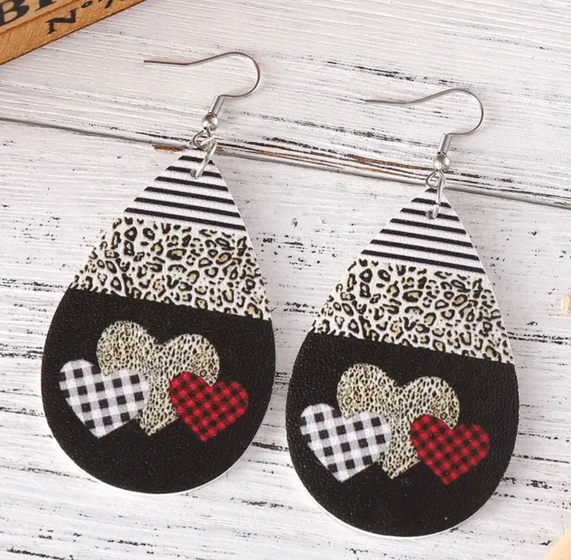 Beautiful Vintage Checkered Leopard Print Heart Drop Earrings