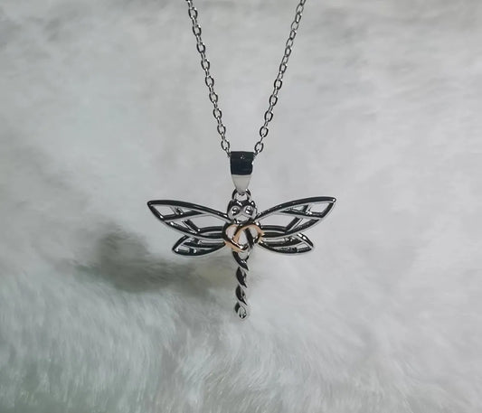 Beautiful Dragonfly Pendant Necklace